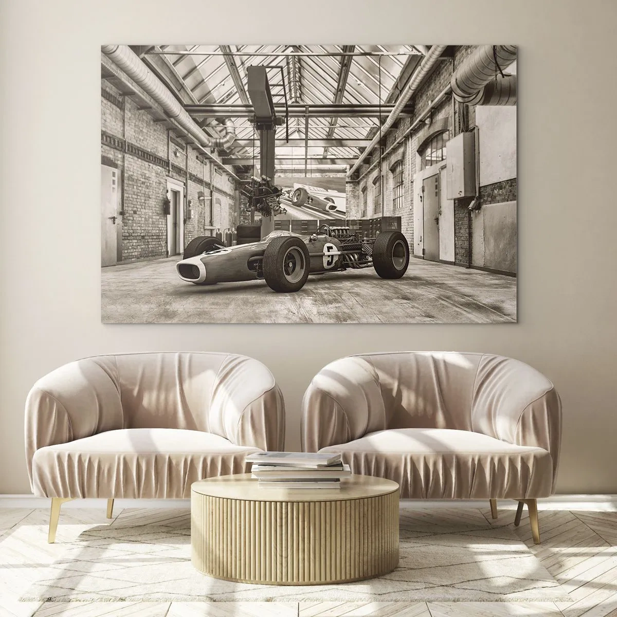 Obraz na szkle - Zabytkowy bolid wyścigowy w przemysłowej hali - 120x80cm - Odpoczynek zwycięzcy - Nowoczesna dekoracja ścienna do salonu, kuchni i sypialni ARTTOR