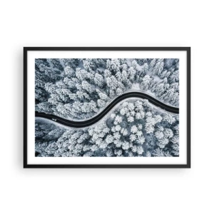 Plakat w czarnej ramie - Zakręcona droga w zimowym lesie z lotu ptaka - 70x50cm - Przez zimowy las - Nowoczesna dekoracja ścienna do salonu i sypialni ARTTOR