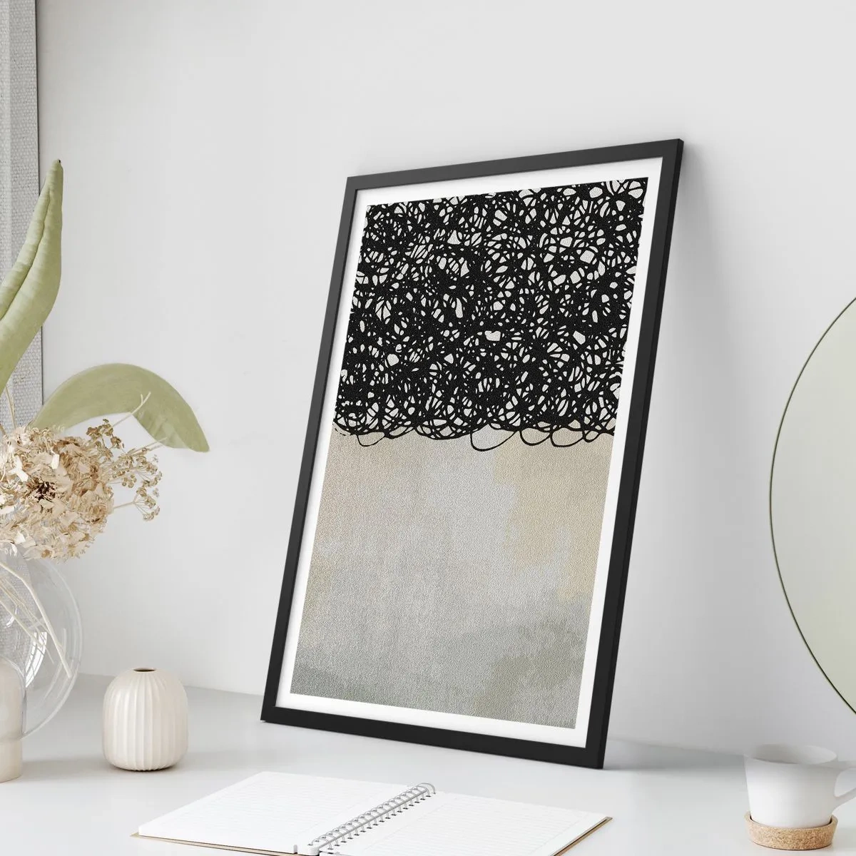 Plakat w czarnej ramie - Abstrakcyjna kompozycja z czarnymi liniami na jasnym tle - 50x70cm - Abstrakcja skłębiona - Nowoczesna dekoracja ścienna do salonu i sypialni ARTTOR