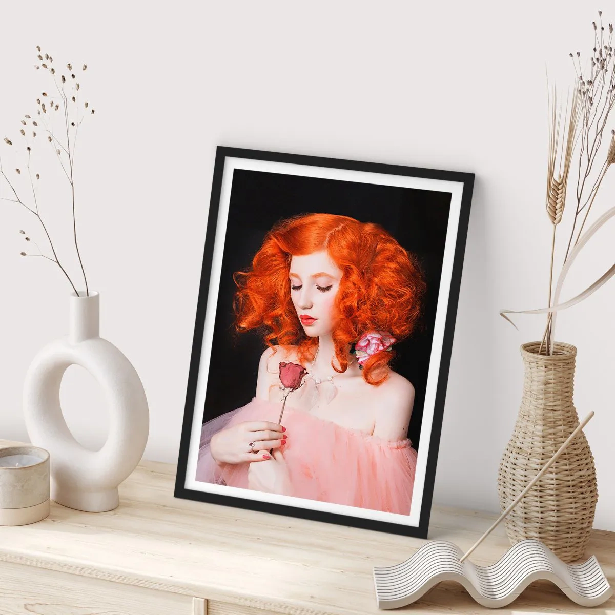 Plakat w czarnej ramie - Portret rudowłosej kobiety z różą na tle czerni - 50x70cm - W barokowym stylu - Nowoczesna dekoracja ścienna do salonu i sypialni ARTTOR