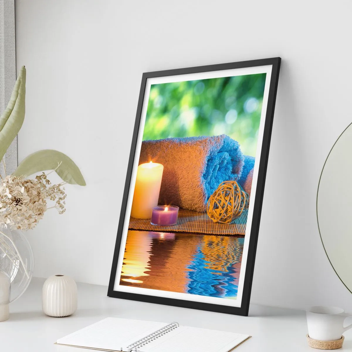 Plakat w czarnej ramie - Świece i ręcznik na tle naturalnego krajobrazu - 50x70cm - Czas dla ciała - Nowoczesna dekoracja ścienna do salonu i sypialni ARTTOR