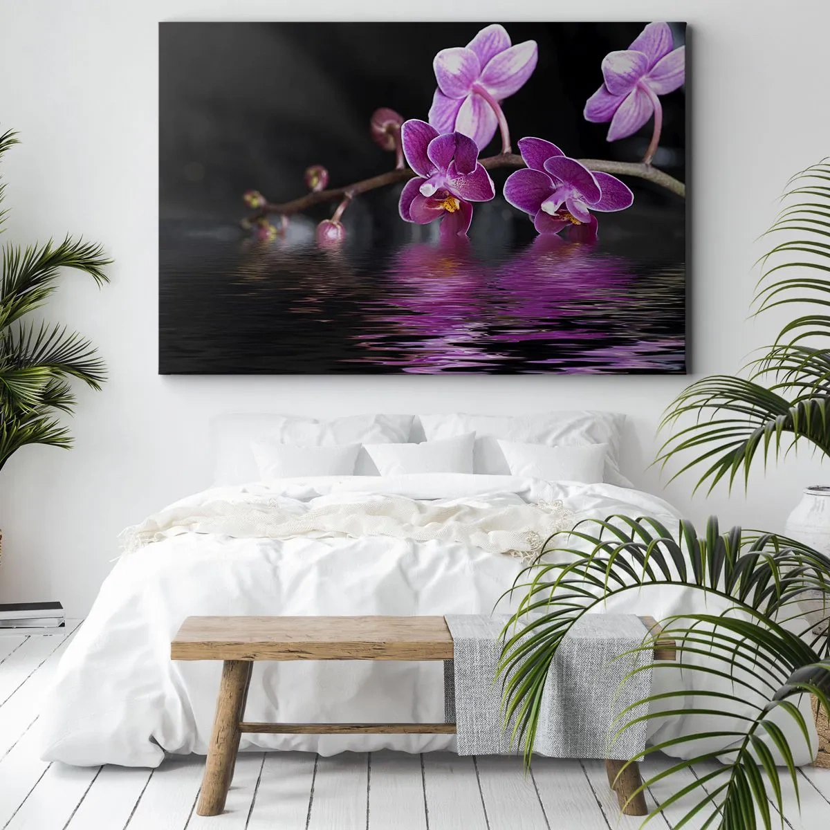 Obraz na płótnie - Fioletowe orchidee nad spokojną wodą na tle czarnym - 70x50cm - Liliowe odbicie piękna - Nowoczesna dekoracja ścienna do salonu i sypialni ARTTOR