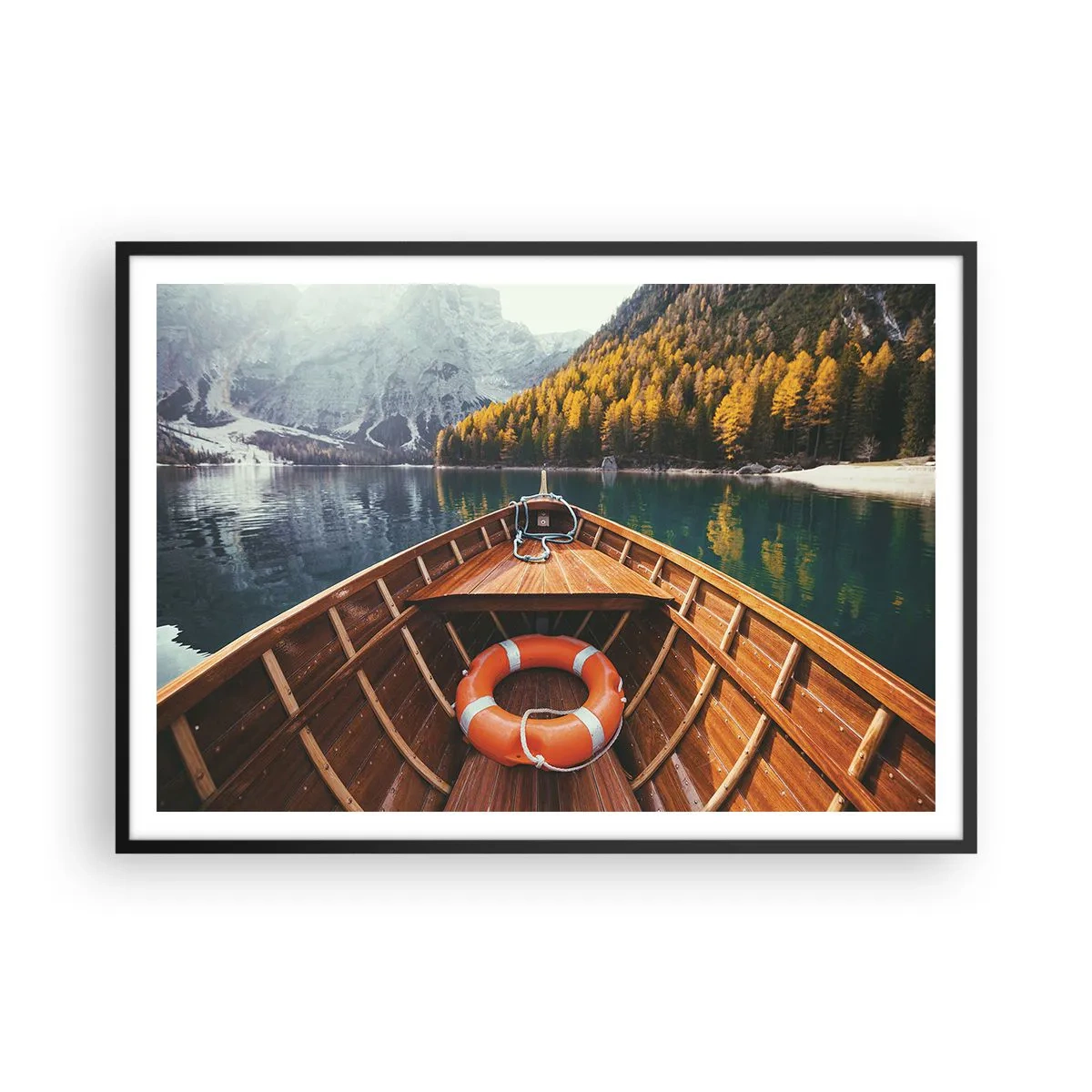 Plakat w czarnej ramie - Drewniana łódź na górskim jeziorze otoczonym lasem - 100x70cm - Górska wycieczka - Nowoczesna dekoracja ścienna do salonu i sypialni ARTTOR