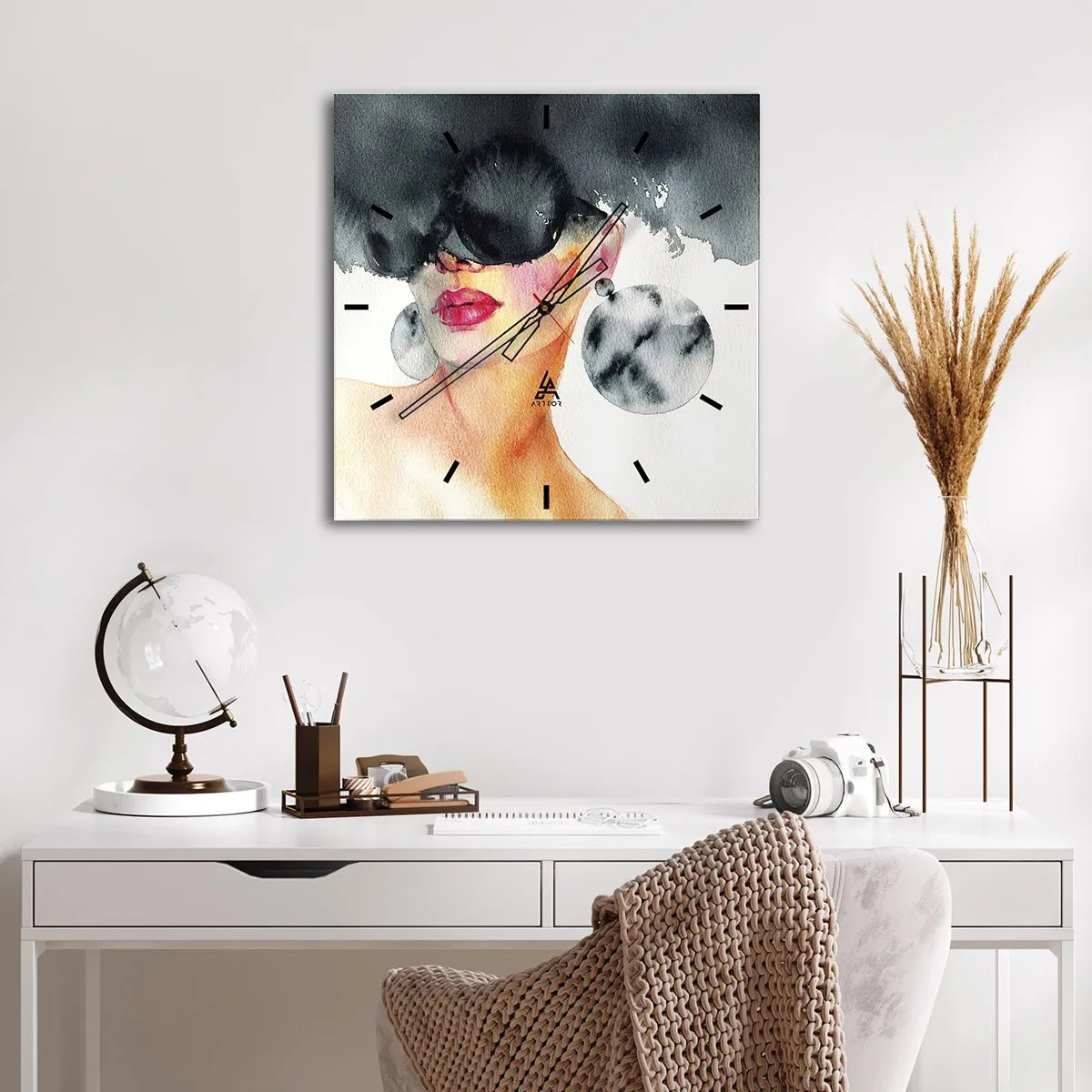 Zegar ścienny - Kobieta w stylowych okularach i dużych kolczykach - 30x30cm - Tajemnica elegancji - Nowoczesna dekoracja ścienna do salonu i sypialni ARTTOR