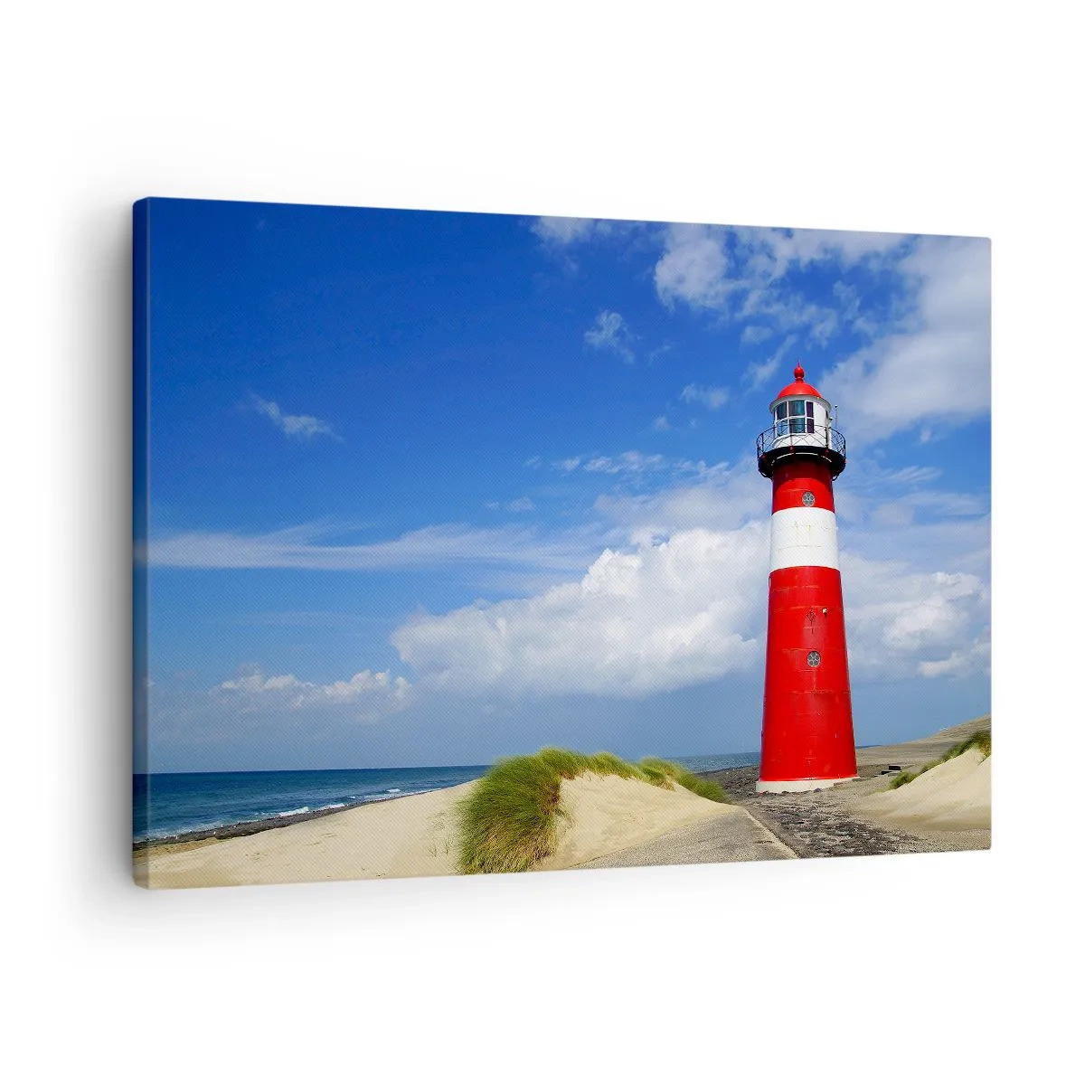 Obraz na płótnie - Czerwona latarnia morska na plaży pod błękitnym niebem - 70x50cm - Wymarzona samotnia - Nowoczesna dekoracja ścienna do salonu i sypialni ARTTOR
