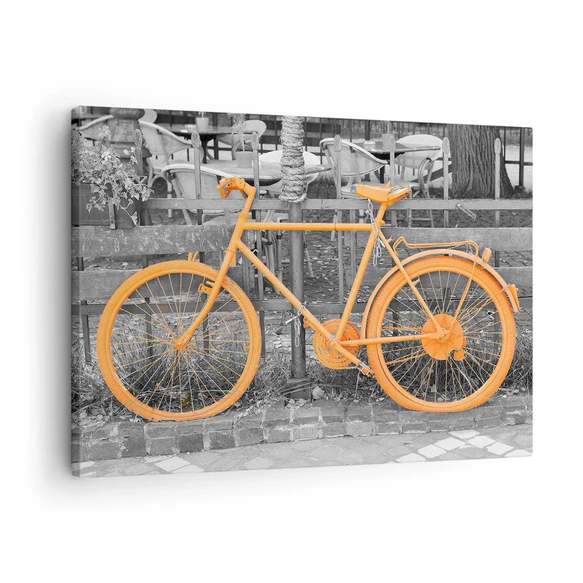 Obraz na płótnie - Artystyczna fotografia żółtego roweru na tle czarno-białej sceny - 70x50cm - Idź, ja tu poczekam - Nowoczesna dekoracja ścienna do salonu i sypialni ARTTOR