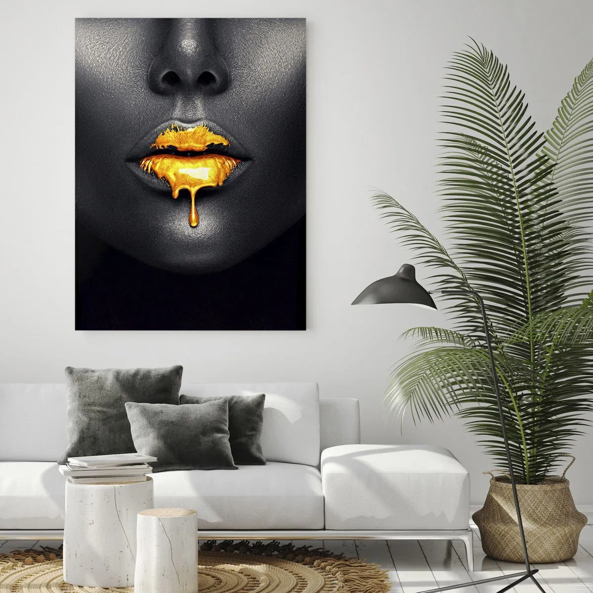 Obraz na szkle - Czarno-złoty portret kobiety z lśniącymi ustami - 50x70cm - Złotousta - Nowoczesna dekoracja ścienna do salonu, kuchni i sypialni ARTTOR