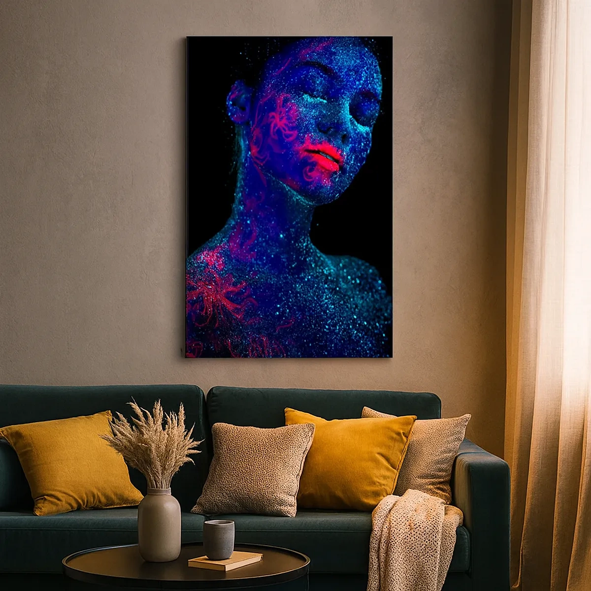 Obraz na płótnie - Portret kobiety z fluorescencyjnymi wzorami na ciele w świetle UV - 50x70cm - W gwiezdnym pyle - Nowoczesna dekoracja ścienna do salonu, kuchni i sypialni ARTTOR
