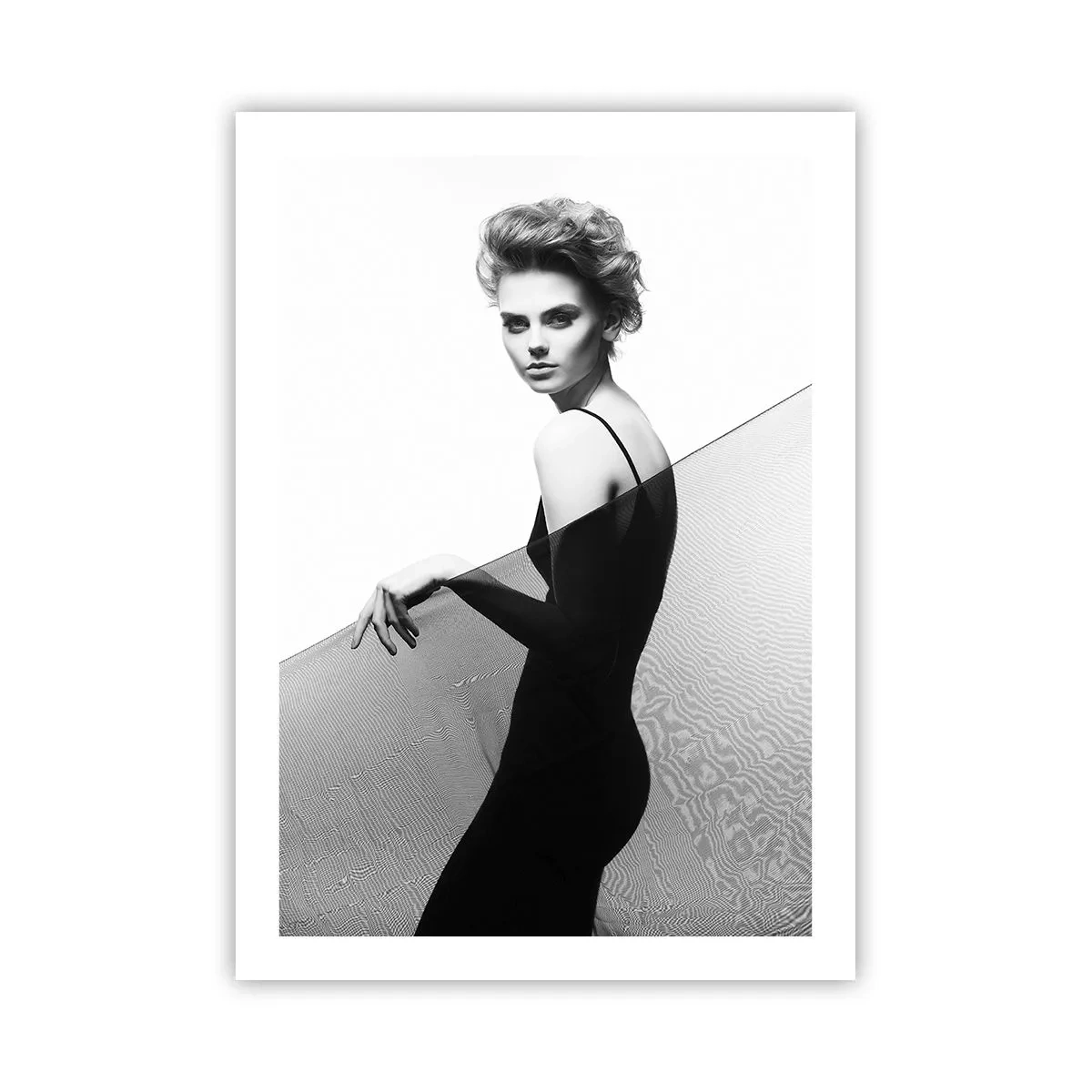 Plakat - Kobieta w czarnej sukni na tle pustynnego krajobrazu - 50x70cm - Magnetyczne spojrzenie - Nowoczesna dekoracja ścienna do salonu, kuchni i sypialni ARTTOR