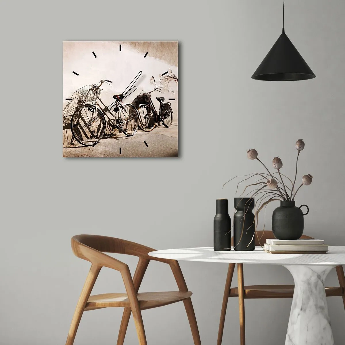 Zegar ścienny - Dwa rowery oparte o starą ścianę w stylu retro - 30x30cm - Niezapomniany urok przeszłości - Nowoczesna dekoracja ścienna do salonu i sypialni ARTTOR