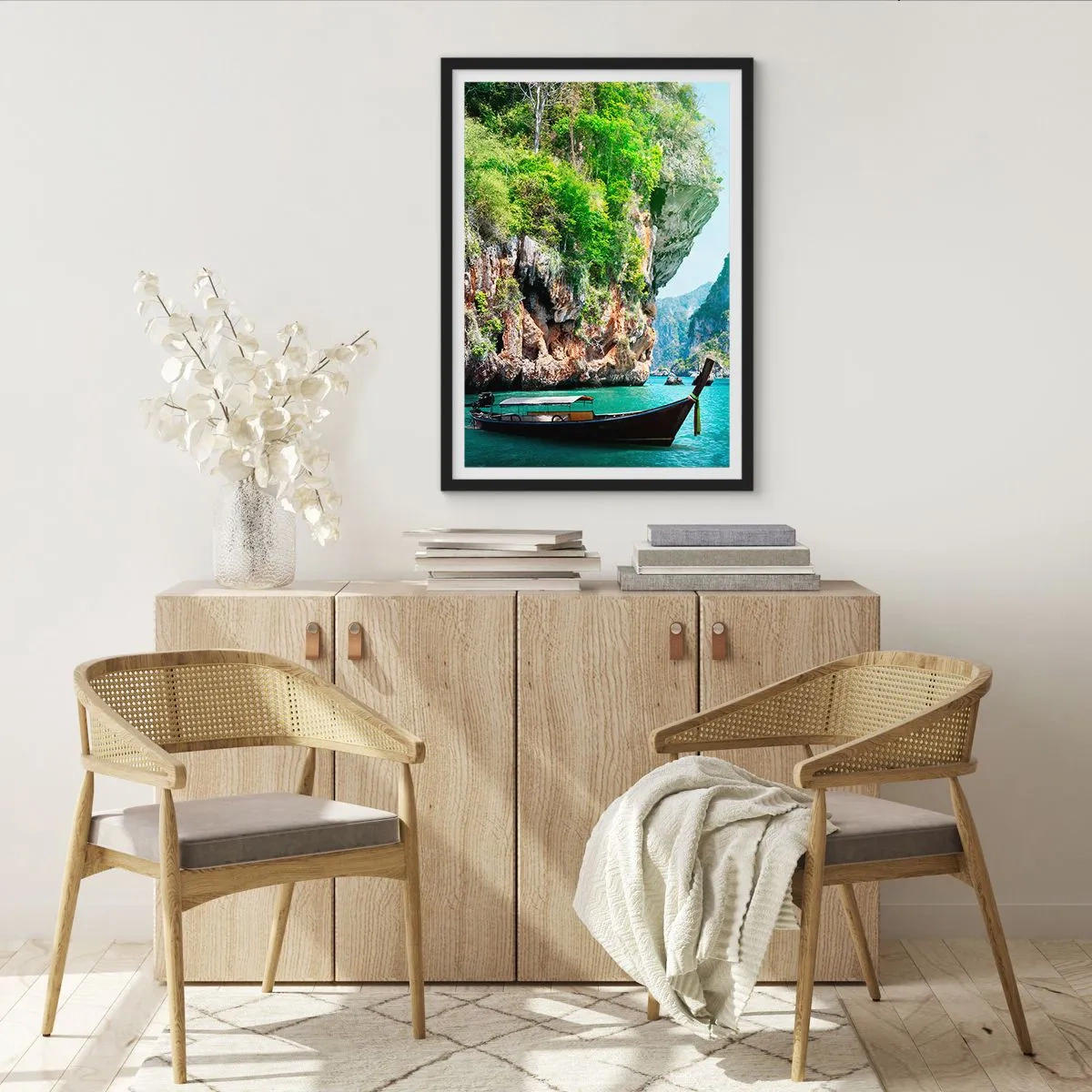 Plakat w czarnej ramie - Tradycyjna łódź na tle malowniczych skał i zieleni - 50x70cm - Zaproszenie do egzotycznej podróży - Nowoczesna dekoracja ścienna do salonu i sypialni ARTTOR
