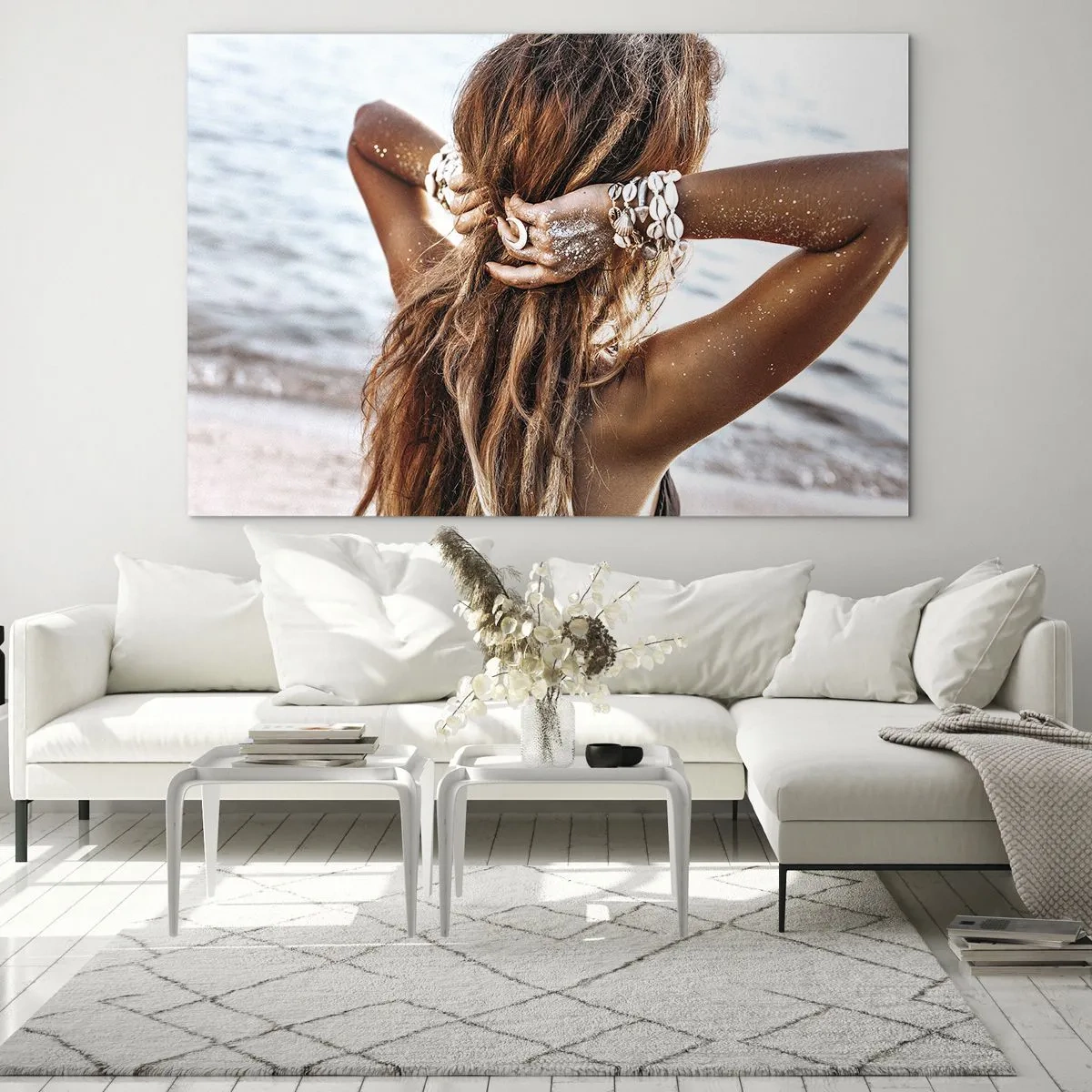 Obraz na szkle - Kobieta z długimi włosami na plaży, w otoczeniu muszli i piasku - 70x50cm - Siostra wody i słońca - Nowoczesna dekoracja ścienna do salonu i sypialni ARTTOR