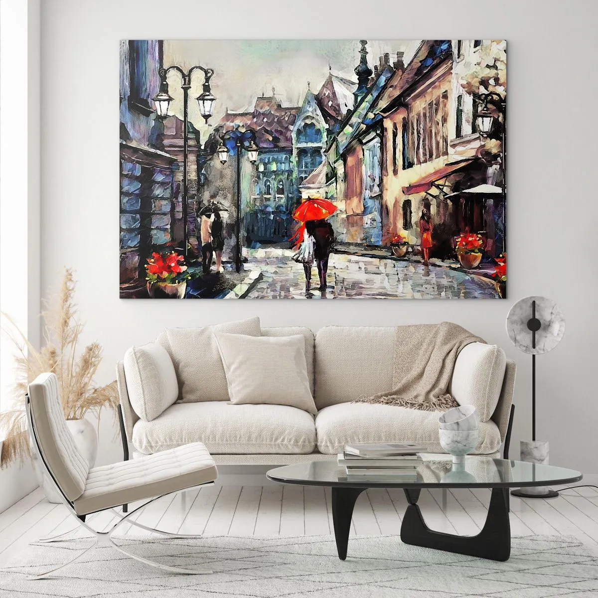 Obraz na szkle - Para pod czerwonym parasolem spacerująca po malowniczej uliczce - 70x50cm - Deszcz dla dwojga - Nowoczesna dekoracja ścienna do salonu i sypialni ARTTOR