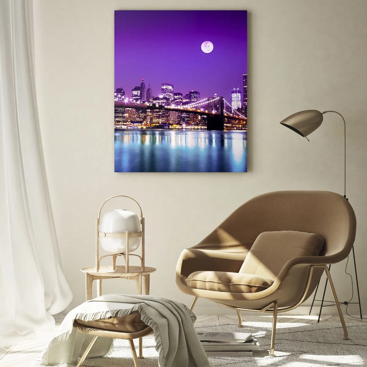 Obraz na szkle - Brooklyn Bridge nocą z podświetlonym miastem i pełnią księżyca - 80x120cm - Światła wielkiego miasta we fiolecie - Nowoczesna dekoracja ścienna do salonu i sypialni ARTTOR