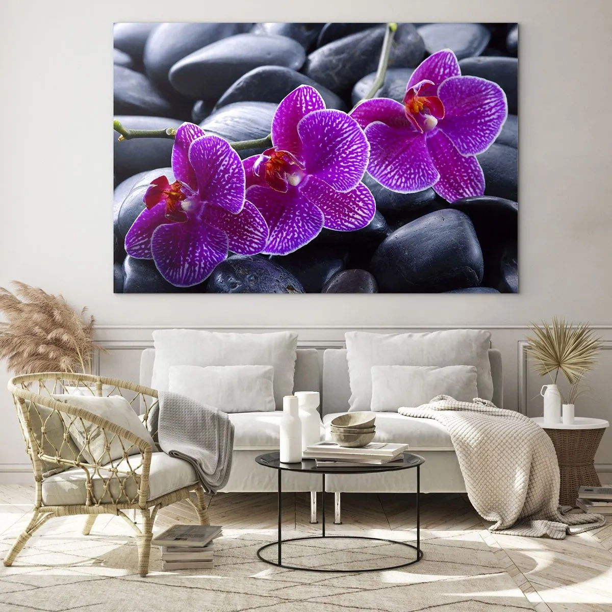 Obraz na szkle - Fioletowe orchidee na tle gładkich kamieni - 120x80cm - Kamienie pojaśniały z zachwytu - Nowoczesna dekoracja ścienna do salonu, kuchni i sypialni ARTTOR