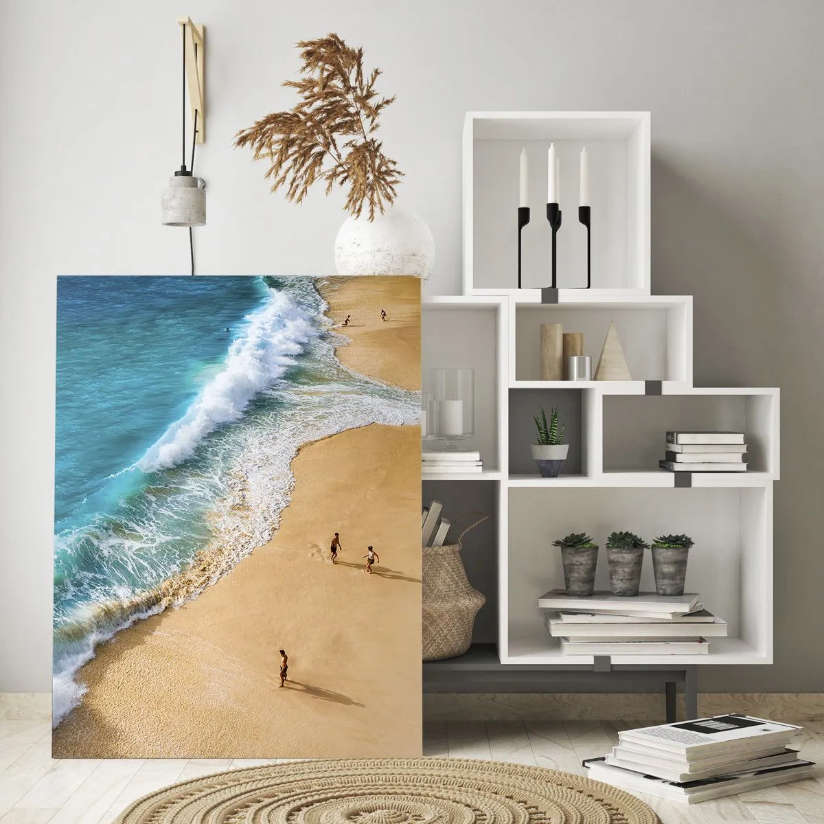 Obraz na szkle - Złota plaża z turkusową wodą i ludźmi spacerującymi przy brzegu - 50x70cm - A potem słońce, plaża… - Nowoczesna dekoracja ścienna do salonu, kuchni i sypialni ARTTOR