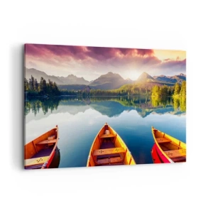 Obraz na płótnie - Trzy drewniane łodzie na tle górskiego jeziora o zachodzie słońca - 120x80cm - Nic przeciw naturze - Nowoczesna dekoracja ścienna do salonu, kuchni i sypialni ARTTOR