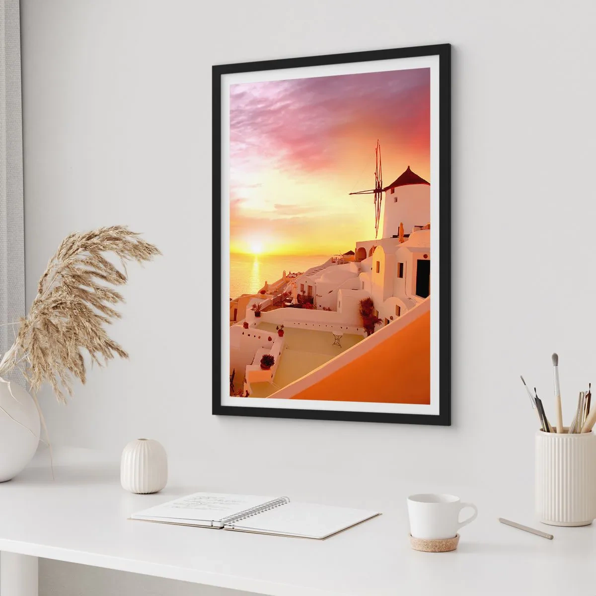 Plakat w czarnej ramie - Malowniczy zachód słońca w greckim miasteczku - 50x70cm - Rozpłynąć się w bieli i złocie - Nowoczesna dekoracja ścienna do salonu i sypialni ARTTOR