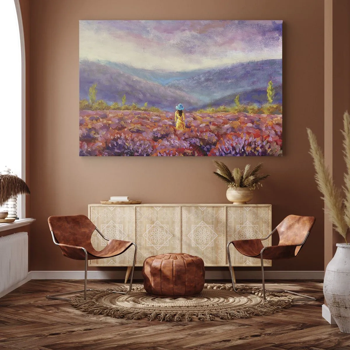 Obraz na płótnie - Kobieta w kapeluszu spacerująca po polu lawendy - 70x50cm - W lawendowym świecie - Nowoczesna dekoracja ścienna do salonu i sypialni ARTTOR