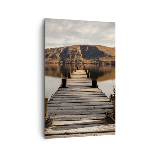 Obraz na płótnie - Drewniany pomost nad jeziorem otoczony malowniczymi wzgórzami - 80x120cm - Pejzaż w ciszy - Nowoczesna dekoracja ścienna do salonu i sypialni ARTTOR