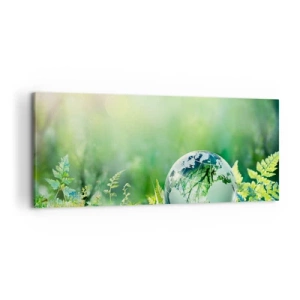 Obraz na płótnie - Kryształowa kula ziemska wśród zieleni na tle natury - 120x50cm - Zielona planeta - Nowoczesna dekoracja ścienna do salonu i sypialni ARTTOR