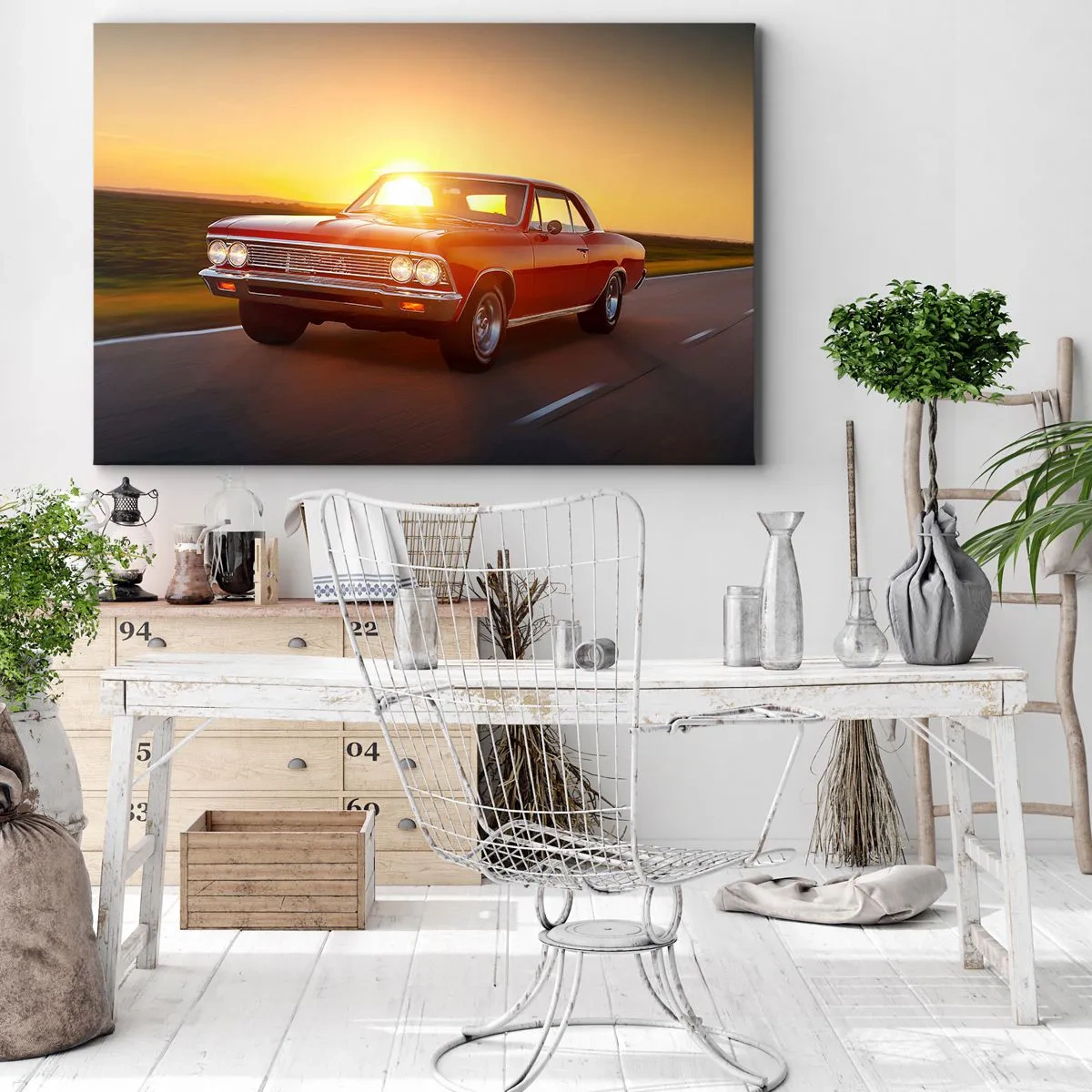 Obraz na płótnie - Czerwony samochód w zachodzącym słońcu na otwartej drodze - 70x50cm - Pożądanie ma kolor czerwony - Nowoczesna dekoracja ścienna do salonu i sypialni ARTTOR