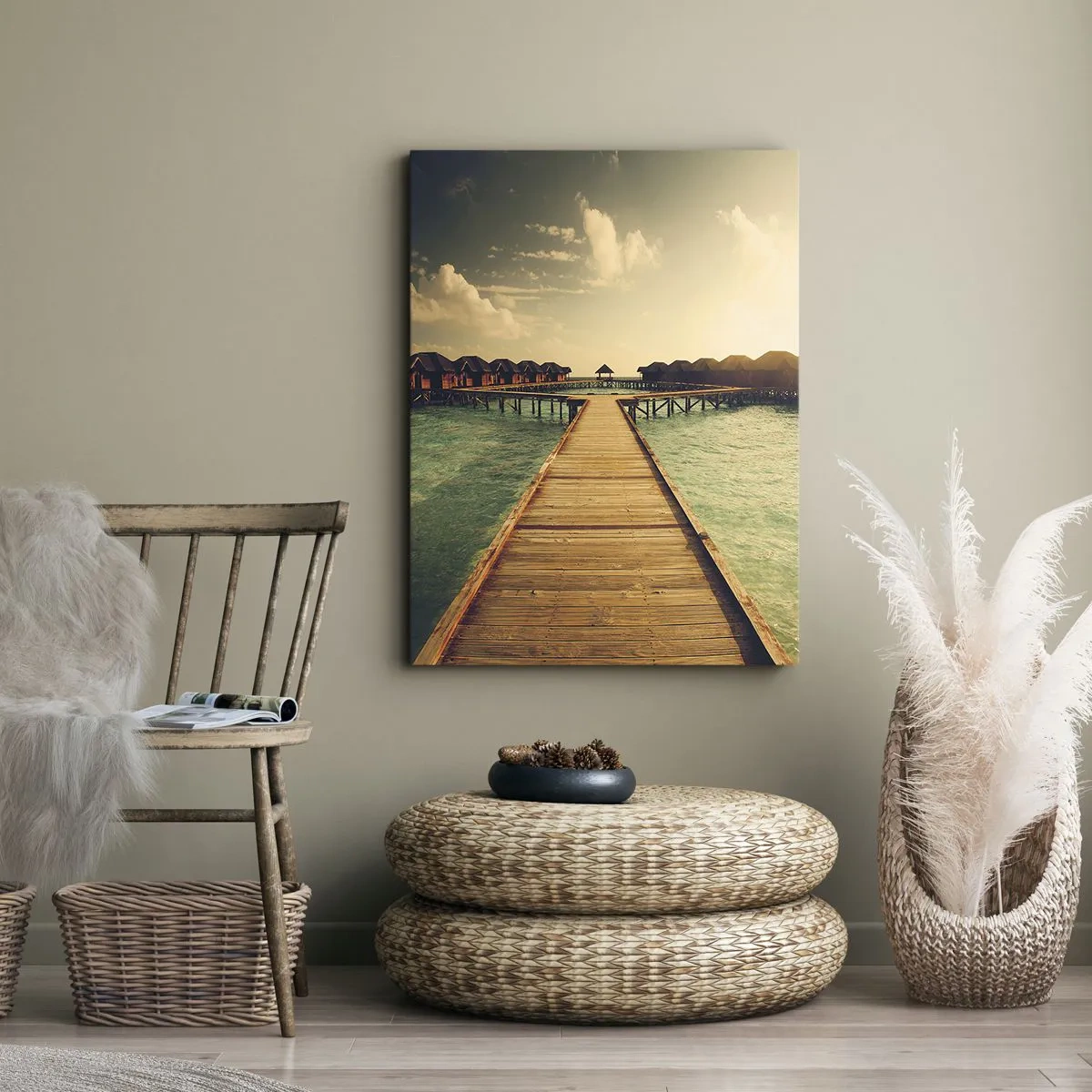 Obraz na płótnie - Drewniany pomost prowadzący do domków na wodzie o zachodzie słońca - 50x70cm - Gorące zaproszenie - Nowoczesna dekoracja ścienna do salonu, kuchni i sypialni ARTTOR