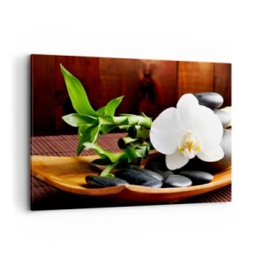 Obraz na płótnie - Biała orchidea z bambusem na tle kamieni w stylu Zen - 120x80cm - Poddaj się dotykowi natury - Nowoczesna dekoracja ścienna do salonu, kuchni i sypialni ARTTOR