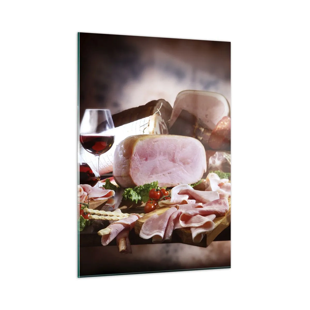 Obraz na szkle - Kuchenny stół z wędlinami, winem i świeżymi warzywami - 50x70cm - Kulinarne marzenie z karafką - Nowoczesna dekoracja ścienna do salonu, kuchni i sypialni ARTTOR