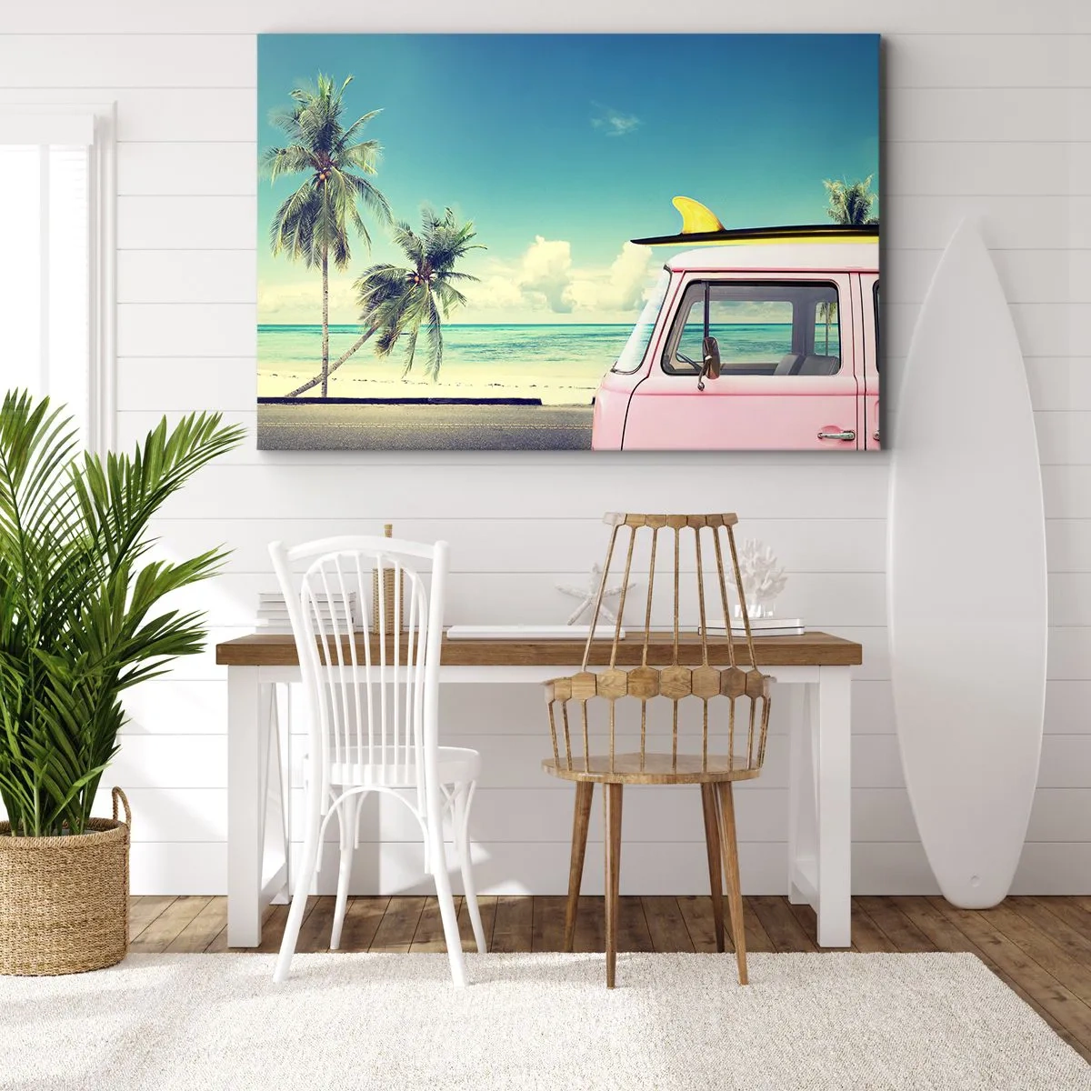 Obraz na płótnie - Różowy van z deską surfingową na tle tropikalnej plaży - 70x50cm - Wakacje czas zacząć - Nowoczesna dekoracja ścienna do salonu i sypialni ARTTOR