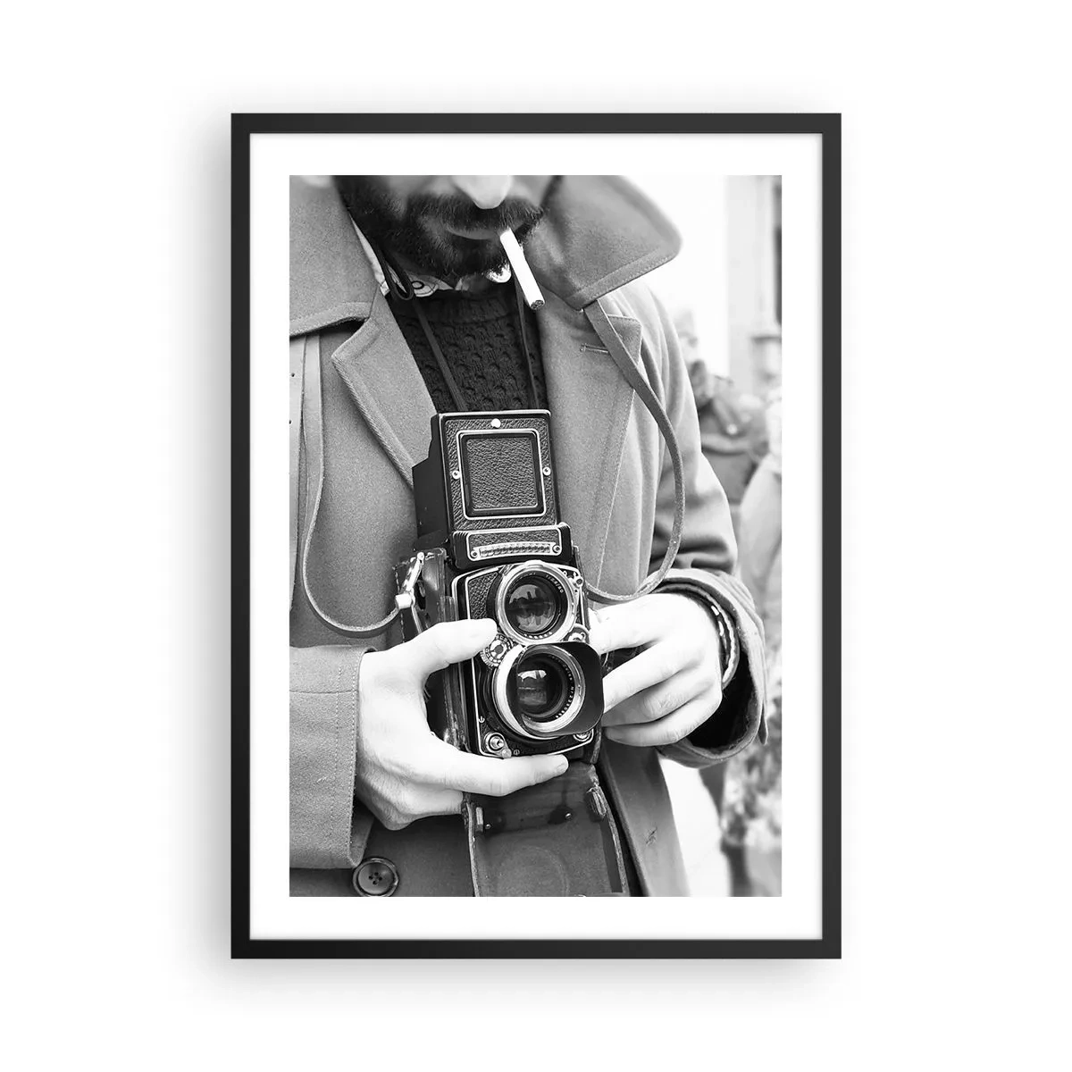 Plakat w czarnej ramie - Czarno-biały portret mężczyzny z aparatem analogowym - 50x70cm - W stylu retro - Nowoczesna dekoracja ścienna do salonu i sypialni ARTTOR