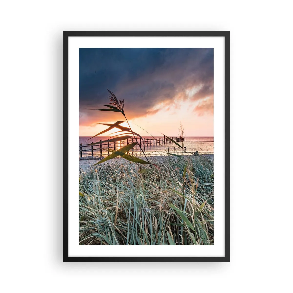 Plakat w czarnej ramie - Pomost nad morzem otoczony trawą podczas zachodu słońca - 50x70cm - Nie przemija z wiatrem - Nowoczesna dekoracja ścienna do salonu i sypialni ARTTOR