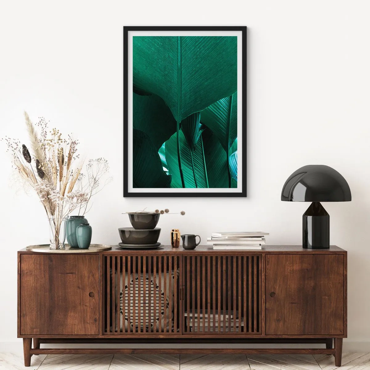 Plakat w czarnej ramie - Zbliżenie na duże zielone liście z widoczną strukturą i teksturą - 50x70cm - Zwrócone do światła - Nowoczesna dekoracja ścienna do salonu i sypialni ARTTOR