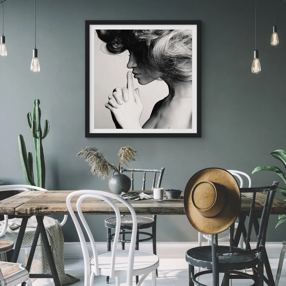 Plakat w czarnej ramie - Zasłuchana w sobie - 60x60 cm