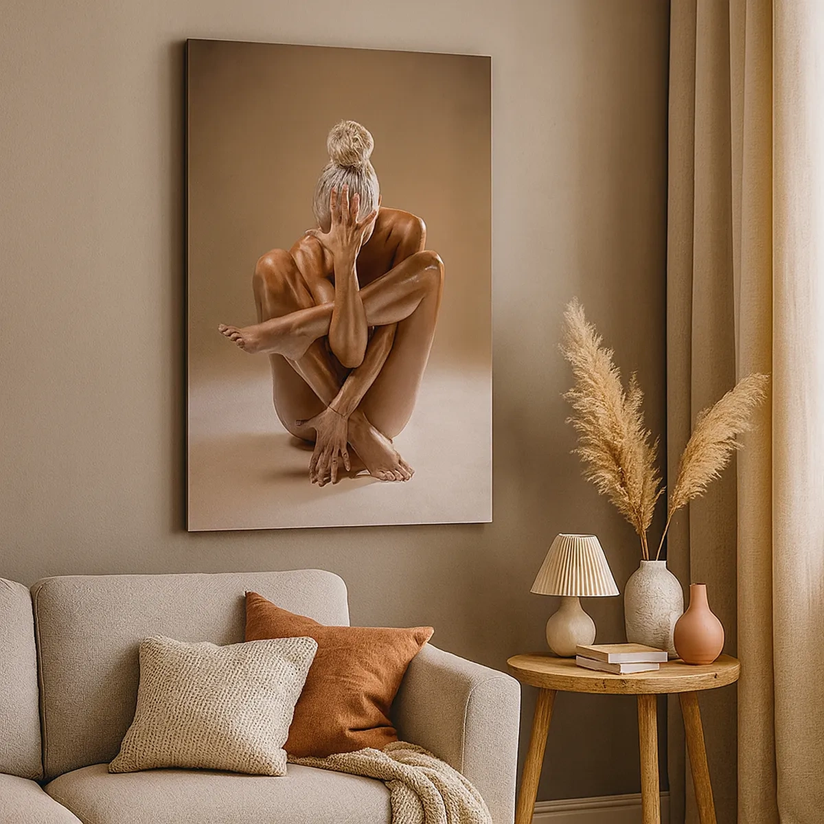 Obraz na płótnie - Zwinięta sylwetka kobiety na beżowym tle z twarzą ukrytą w dłoniach - 50x70cm - Jedność ciała i ducha - Nowoczesna dekoracja ścienna do salonu, kuchni i sypialni ARTTOR