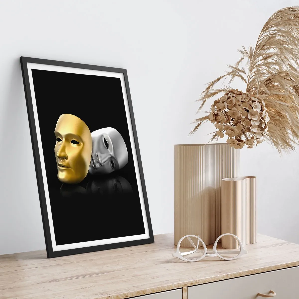 Plakat w czarnej ramie - Złota i srebrna maska na czarnym tle - 50x70cm - Życie to jest teatr - Nowoczesna dekoracja ścienna do salonu i sypialni ARTTOR