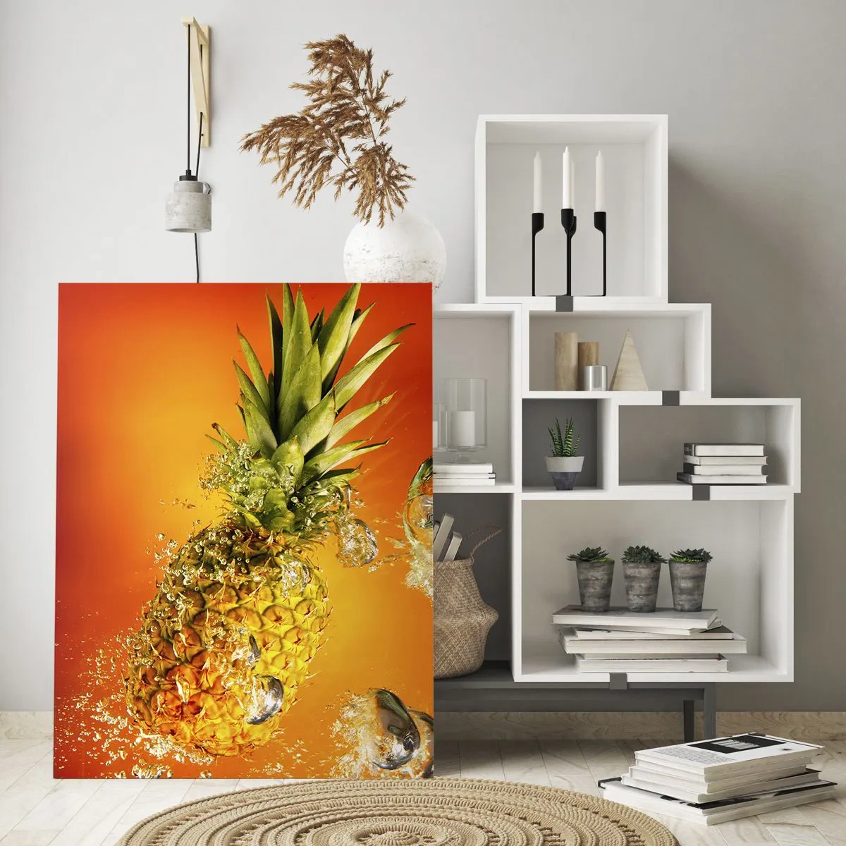 Obraz na szkle - Ananas zanurzony w wodzie na tle intensywnej pomarańczy - 50x70cm - Tropikalna soczysta świeżość - Nowoczesna dekoracja ścienna do salonu, kuchni i sypialni ARTTOR