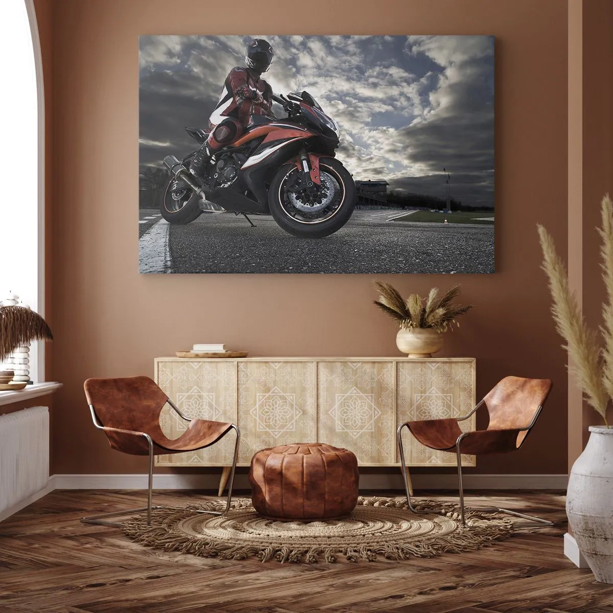 Obraz na płótnie - Motocyklista na sportowym motocyklu na tle pochmurnego nieba - 120x80cm - Mroczny jeździec - Nowoczesna dekoracja ścienna do salonu, kuchni i sypialni ARTTOR