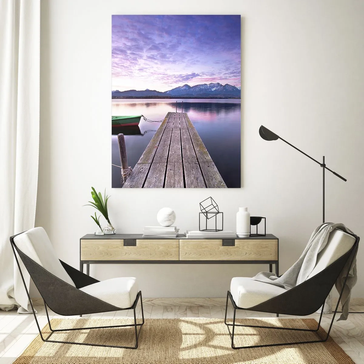 Obraz na szkle - Zielona łódź na molo z górskim tłem przy wschodzie słońca - 50x70cm - Przyjazna cisza - Nowoczesna dekoracja ścienna do salonu, kuchni i sypialni ARTTOR