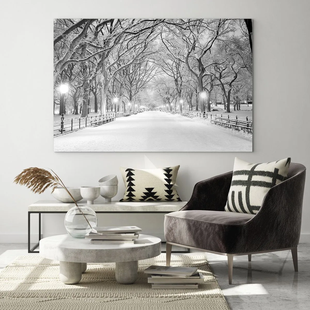 Obraz na szkle - Zimowa aleja drzew w parku z oświetleniem i śniegiem - 70x50cm - Cztery pory roku – zima - Nowoczesna dekoracja ścienna do salonu i sypialni ARTTOR