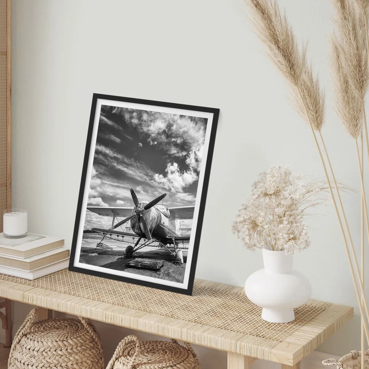 Plakat w czarnej ramie - Czarno-biała fotografia retro samolotu na tle nieba - 50x70cm - Nie mogę się doczekać! - Nowoczesna dekoracja ścienna do salonu i sypialni ARTTOR
