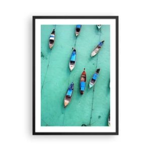Plakat w czarnej ramie - Łodzie rybackie na turkusowej wodzie z lotu ptaka - 50x70cm - W radosnym oczekiwaniu - Nowoczesna dekoracja ścienna do salonu i sypialni ARTTOR