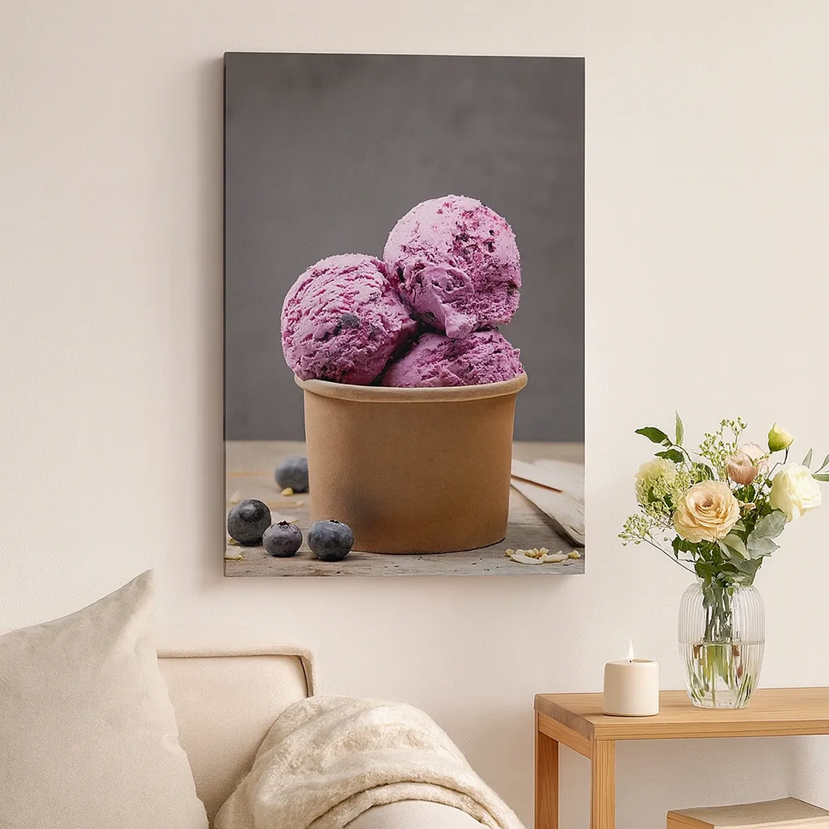 Obraz na płótnie - Trzy gałki jagodowych lodów w papierowym kubeczku - 50x70cm - Słodycz i chłód - Nowoczesna dekoracja ścienna do salonu, kuchni i sypialni ARTTOR