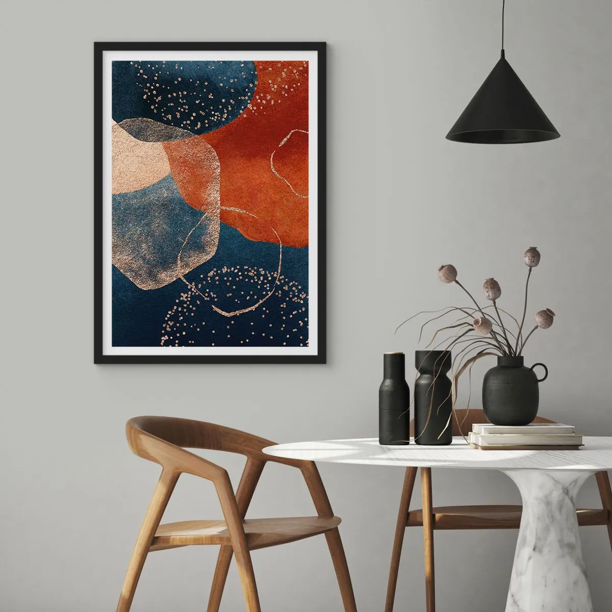 Plakat w czarnej ramie - Abstrakcyjna kompozycja w odcieniach granatu i złota - 50x70cm - Lekkość bytu - Nowoczesna dekoracja ścienna do salonu i sypialni ARTTOR