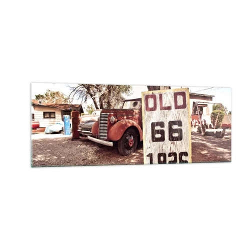 Obraz na szkle - Retro samochód i znak Route 66 w rustykalnym otoczeniu - 140x50cm - Legenda amerykanskiej prowincji - Nowoczesna dekoracja ścienna do salonu i sypialni ARTTOR