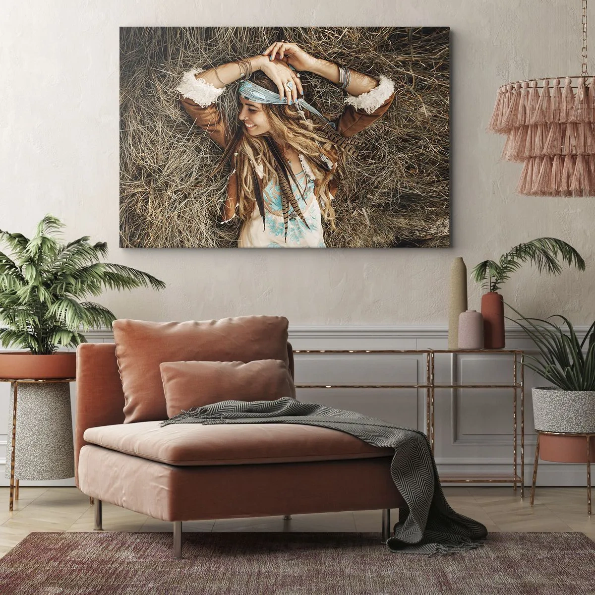 Obraz na płótnie - Kobieta w stylu boho leżąca na sianie - 120x80cm - W drodze do lata miłości - Nowoczesna dekoracja ścienna do salonu, kuchni i sypialni ARTTOR