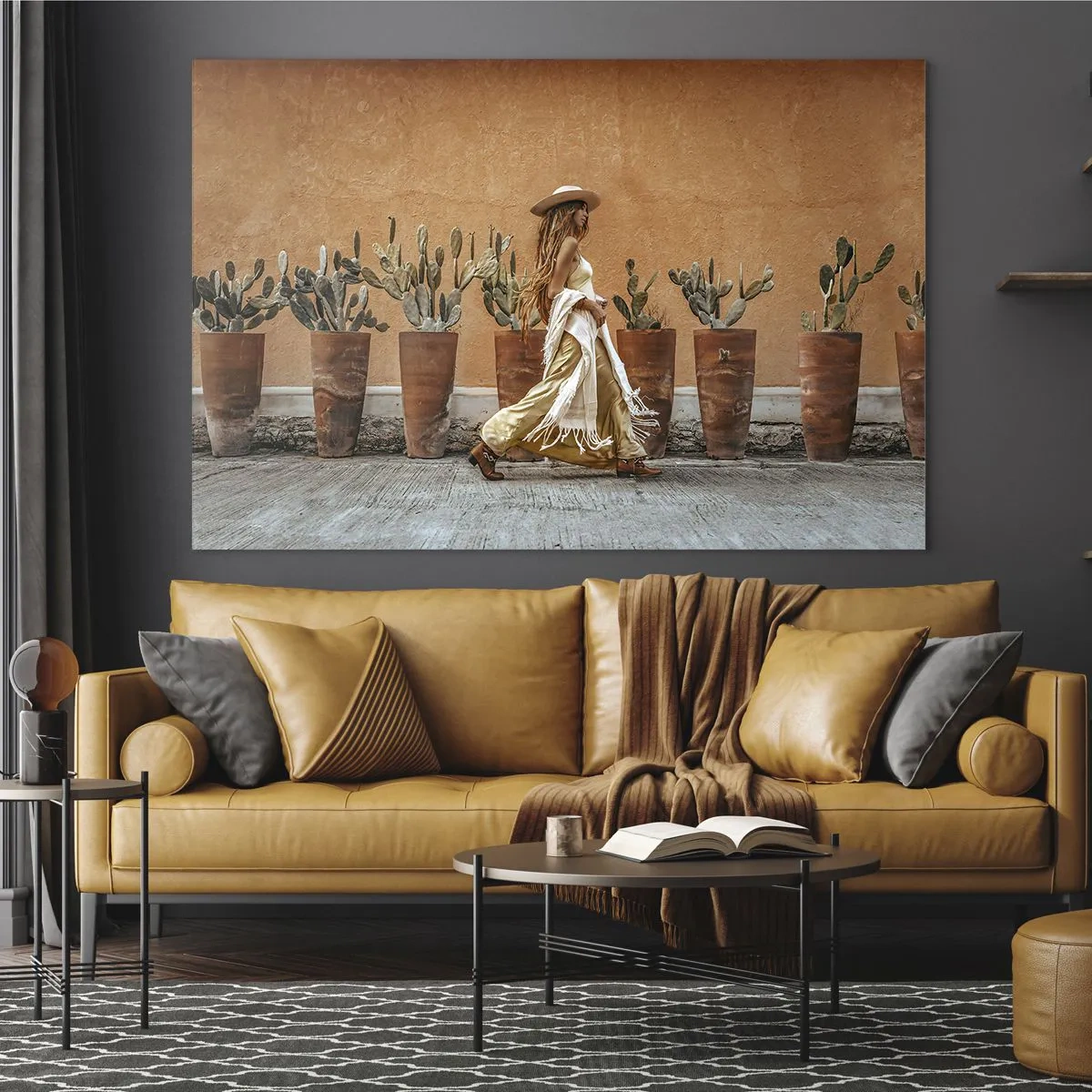Obraz na szkle - Kobieta w stylu boho spacerująca przy donicach z kaktusami - 70x50cm - W stylu hippie - Nowoczesna dekoracja ścienna do salonu i sypialni ARTTOR