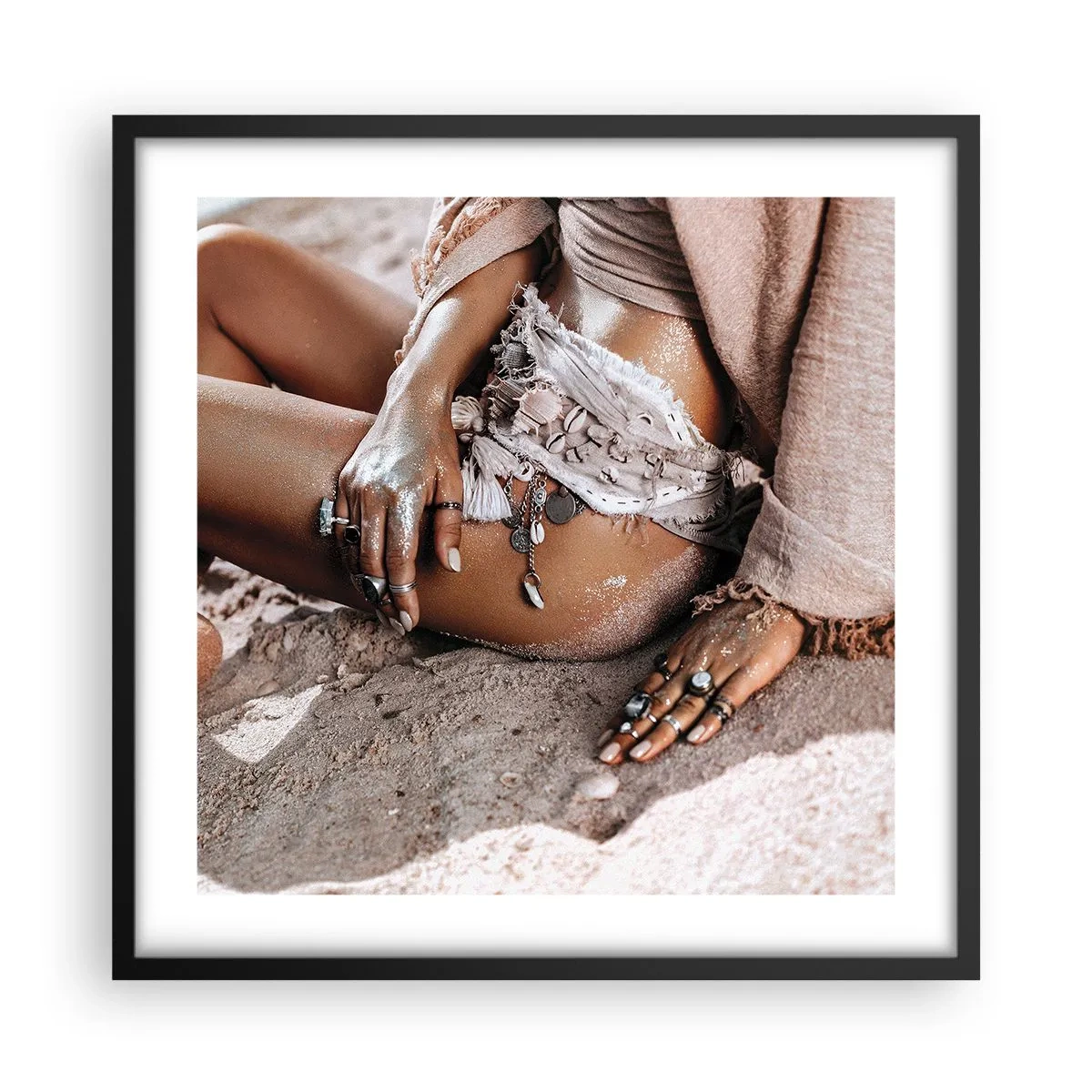 Plakat w czarnej ramie - Wyrzucona przez fale? - 50x50 cm