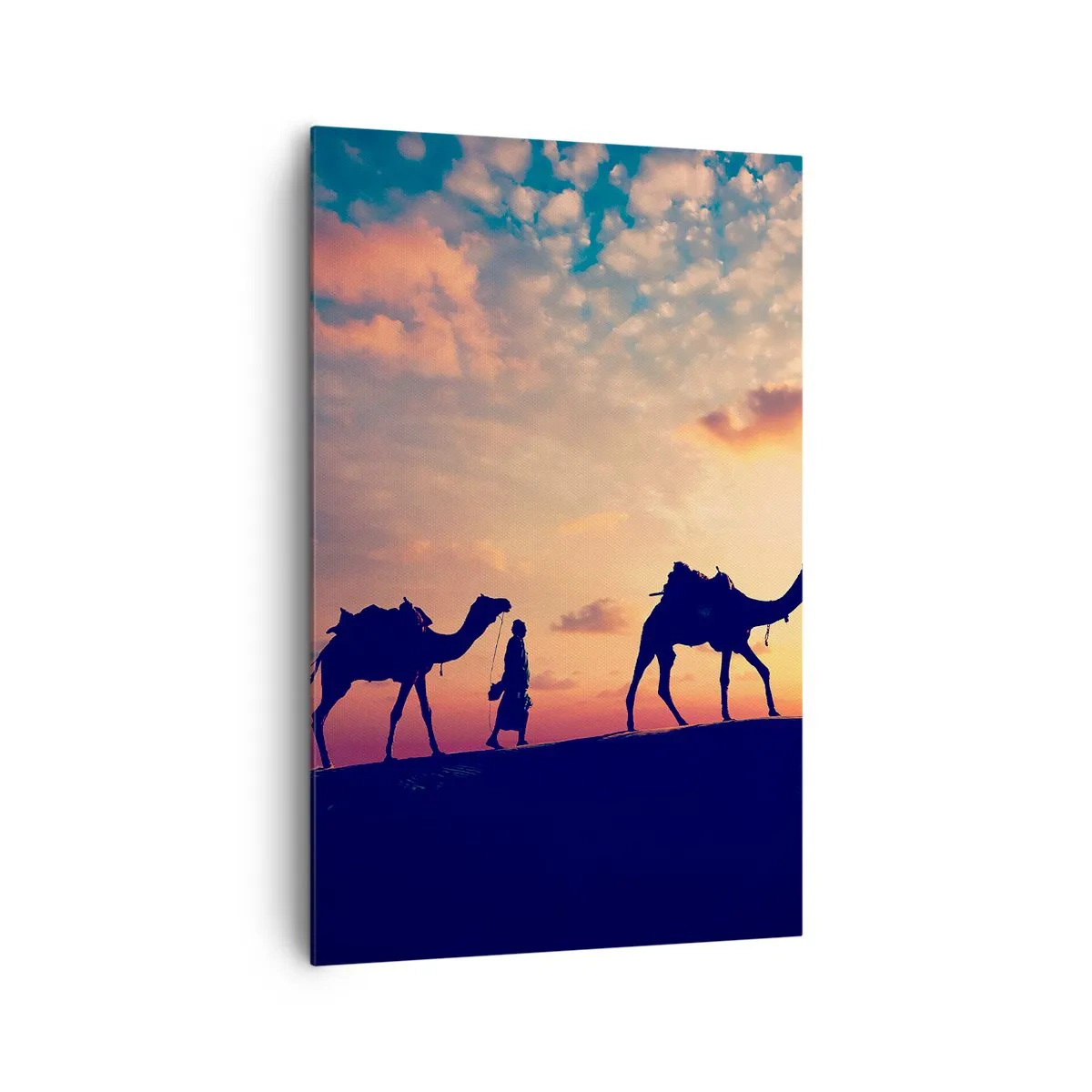 Obraz na płótnie - Karawana wielbłądów wędrująca po pustyni o zachodzie słońca - 80x120cm - Tajemniczy duch orientu - Nowoczesna dekoracja ścienna do salonu i sypialni ARTTOR