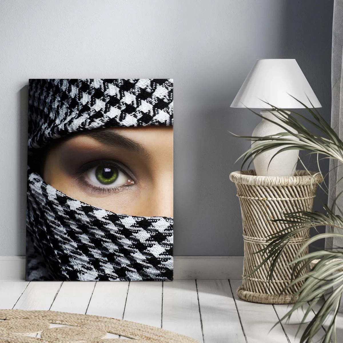 Obraz na płótnie - Zielone oczy kobiety ukryte za wzorzystym materiałem w czerni i bieli - 70x100cm - Portret zakwefionej zielonookiej piękności - Nowoczesna dekoracja ścienna do salonu i sypialni ARTTOR